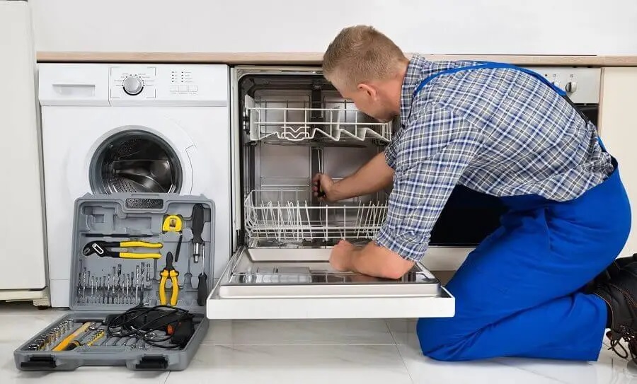 Beydağ Gaggenau servisi teknisyen ekibi beyaz eşya tamiri yaparken